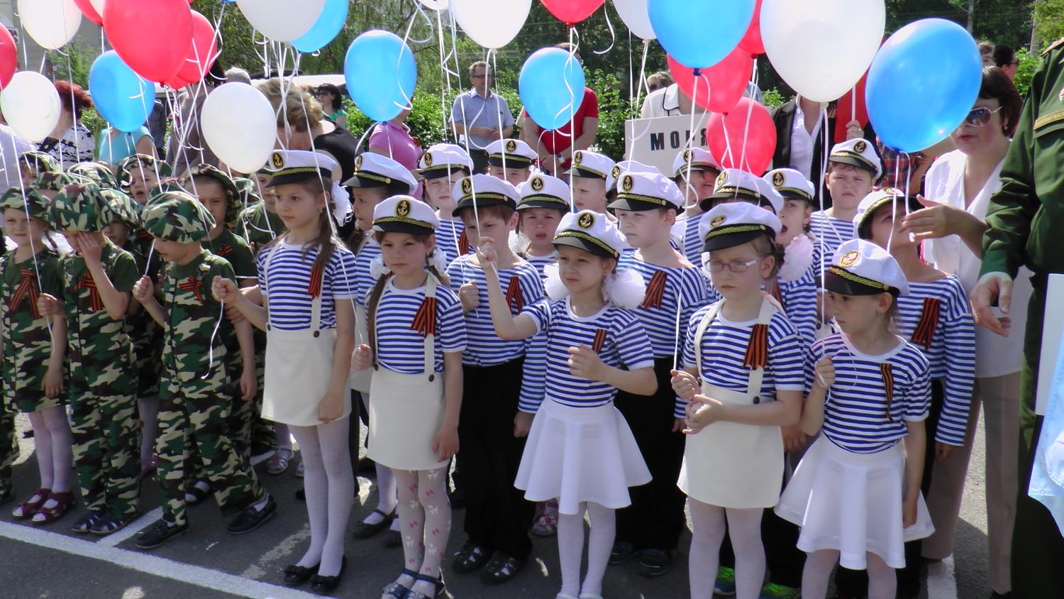 9 мая компании. Парад Победы в детском саду. День Победы парад дети. Дети на параде 9 мая. Парад в детском саду к 9 мая.