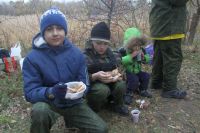 Воспитанники приходской воскресной школы, занимающихся по программе "Уроки мужества", родители юных защитников Отечества и инструкторы–наставники приняли участие в военно–полевом сборе "Полигон".