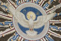 В ротонде Георгиевского парка создаётся мозаика с образом Духа Святого в виде голубя.