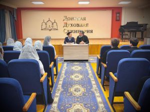 Беседа настоятеля и матушки со студентами семинарии Беседа настоятеля и матушки со студентами семинарии