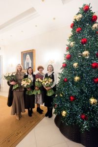 Митрополит удостоил наград благотворителей, попечителей и сотрудников прихода Митрополит удостоил наград благотворителей, попечителей и сотрудников прихода