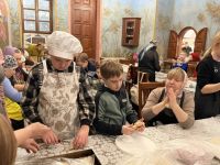 Всем приходом печём жаворонков к престольному дню!