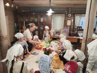 Девочки из младших групп воскресной школы осваивали кулинарную классику