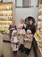 Девочки из младших групп воскресной школы осваивали кулинарную классику