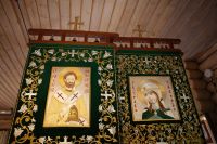 Хоругви с иконами Павлина Милостивого и святой Тавифы